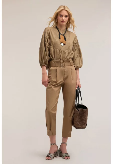 Разкроена шпиц блуза