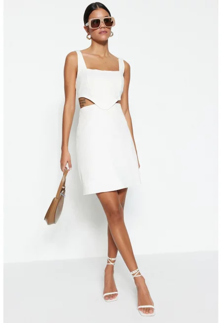 Рокля с квадратно деколте и отвори