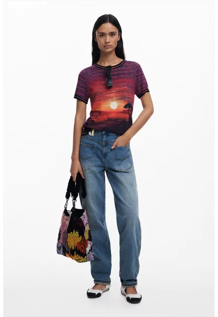 Тениска с овално деколте и десен