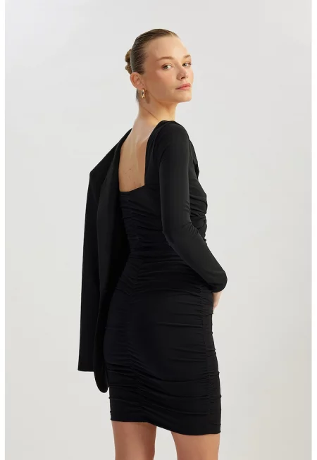 Вталена къса рокля