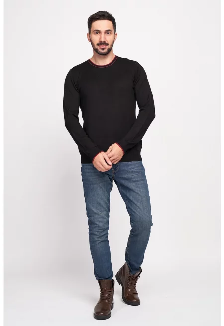 Фино плетен пуловер с овално деколте