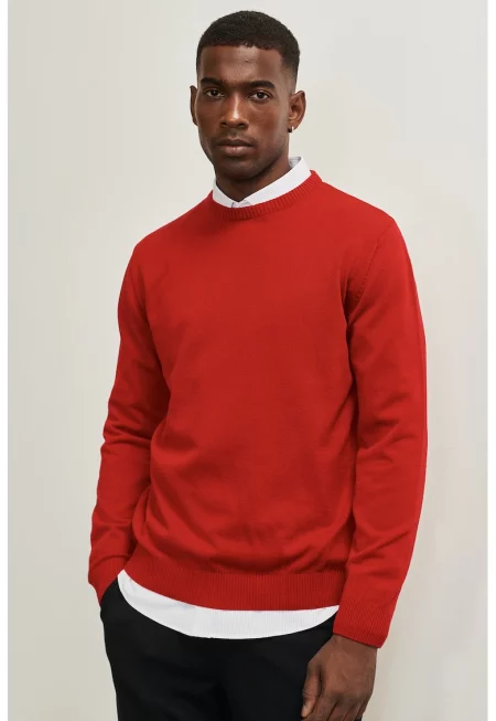 Фино плетен пуловер с овално деколте