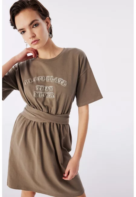 Къса разкроена рокля с отворен гръб