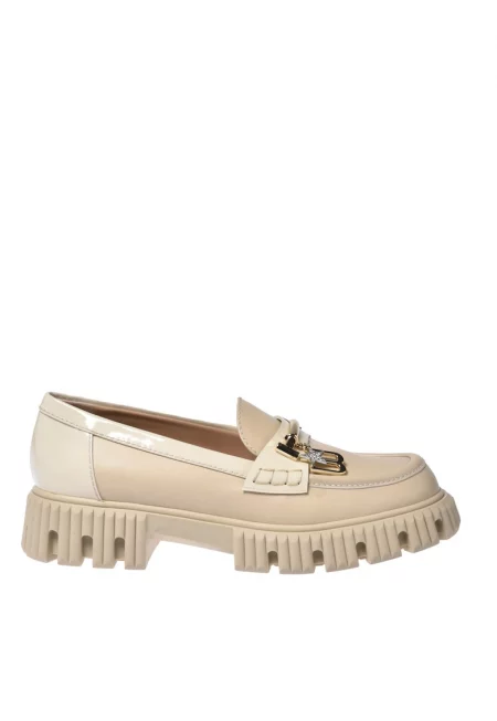 Кожени мокасини с метален монограм