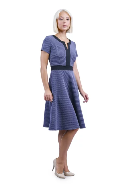 Рокля на бие с контрастни акценти