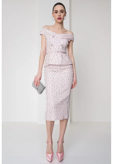 Рокля от туид с голо рамо и шлиц отзад