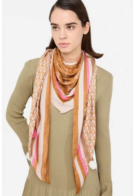 Шал с десен и помпони