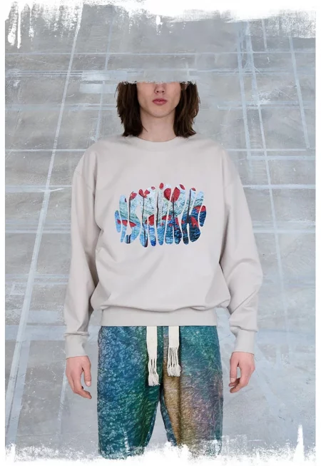 Bluzon barbatesc cu o croiala usor supradimensionata - cu imprimeu dinamic si creativ ISN1 - Бежов