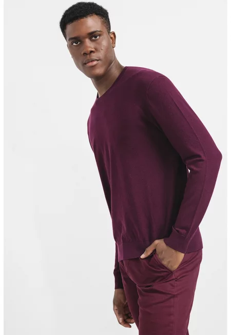 Фино плетен пуловер с овално деколте