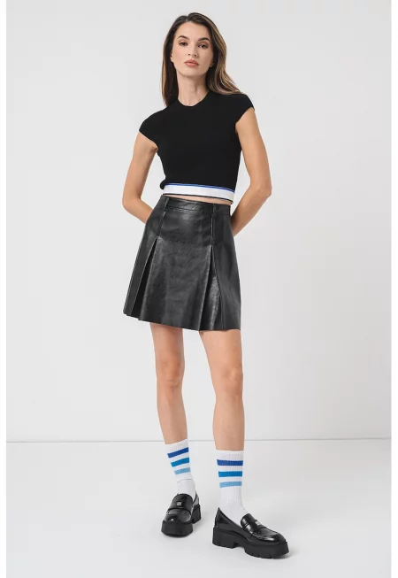 Къса тениска с овално деколте - Черен