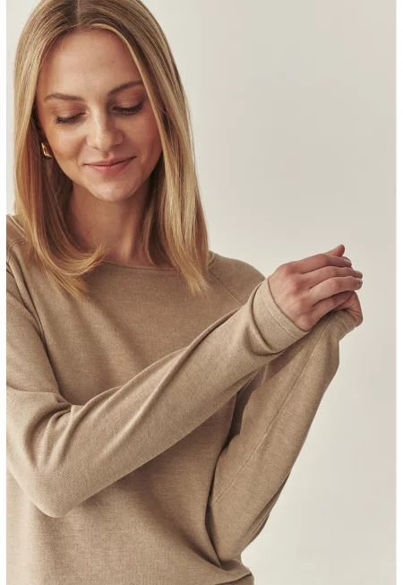 Пуловер с деколте тип лодка и реглан ръкави - Бежов