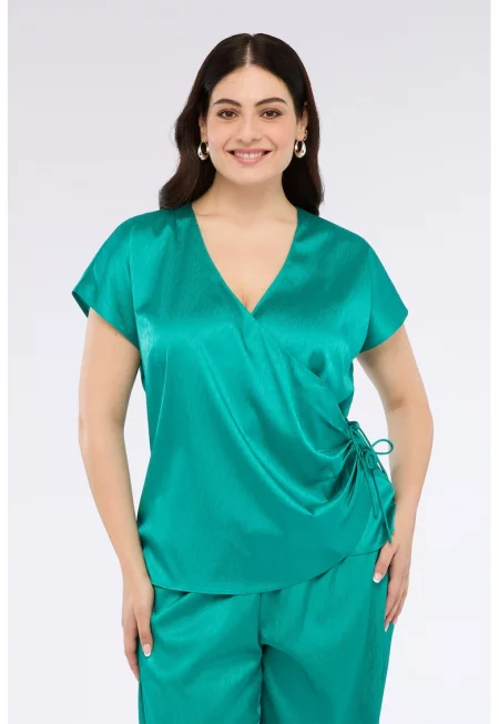 Сатинирана блуза със застъпен дизайн