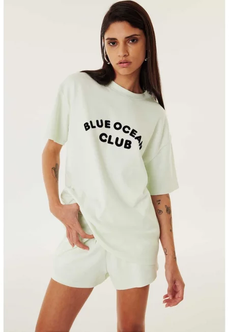 Тениска с овално деколте и надпис