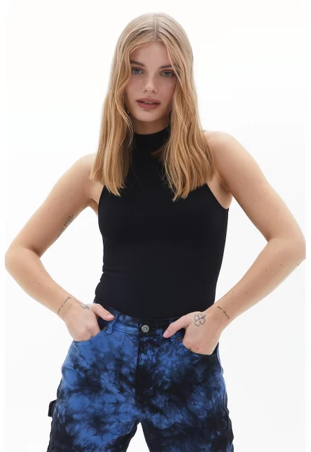 Топ с асиметрично деколте