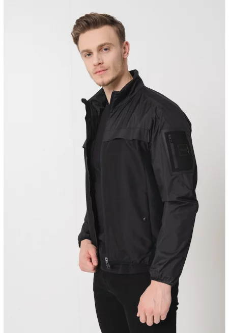 Яке със средна яка