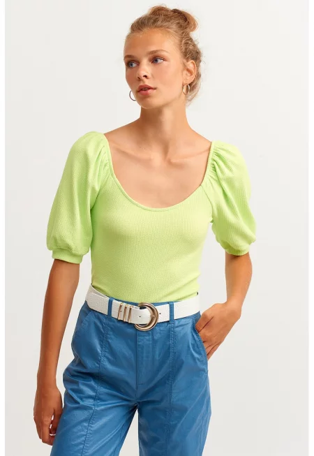 Блуза с къси ръкави и овално деколте