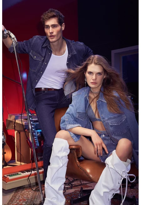 Къси дънки със захабен ефект