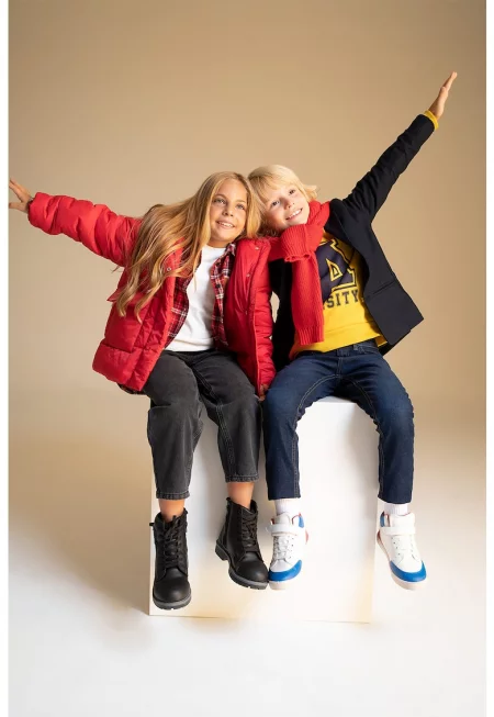 Късо палто с джобове с капачета