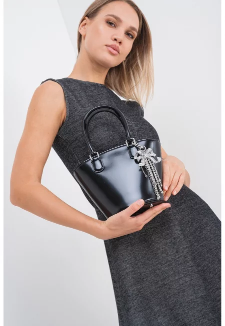 Лачена кожена чанта с висулка - Черен