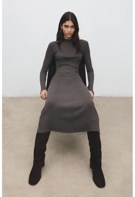Плетена миди рокля с разкроени ръкави - Сиво-кафяв
