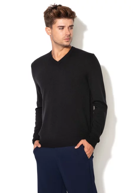 Пуловер от необработена вълна с шпиц - Черен