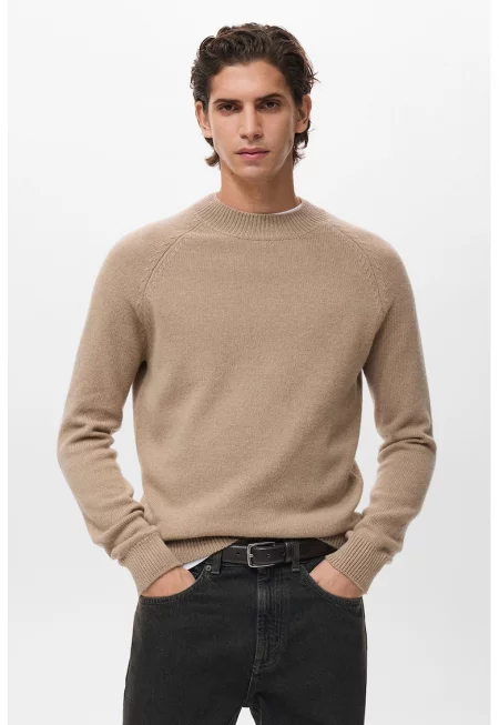 Пуловер от вълна с овално деколте