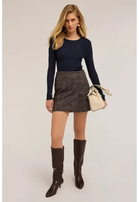 Пуловер с декоративни копчета