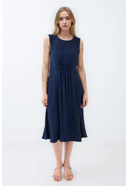 Рокля с овално деколте