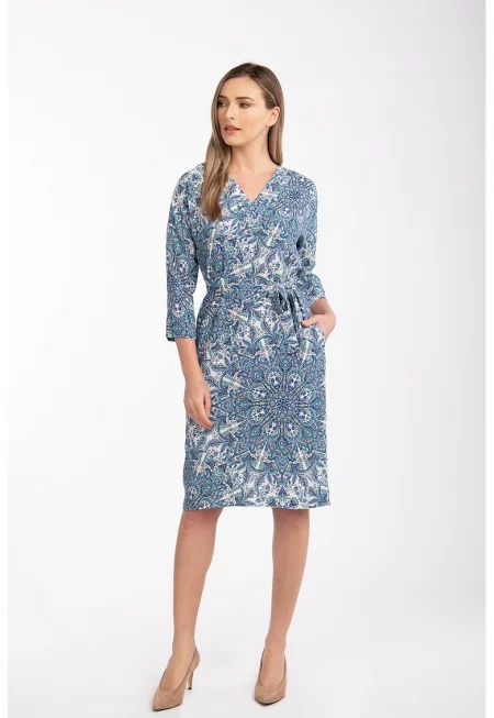 Рокля с шпиц и джобове