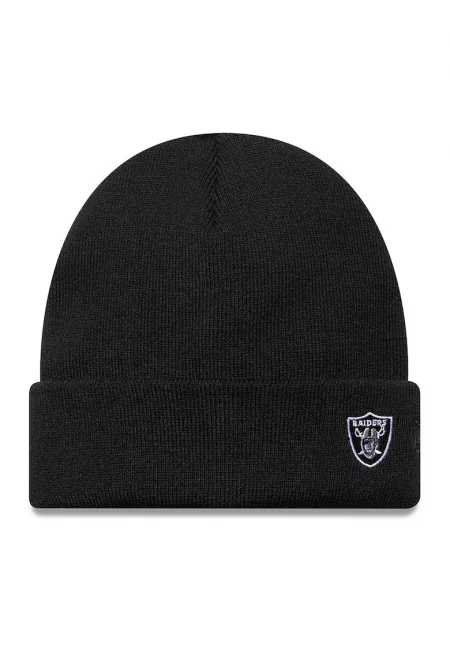 Шапка с бродиран детайл