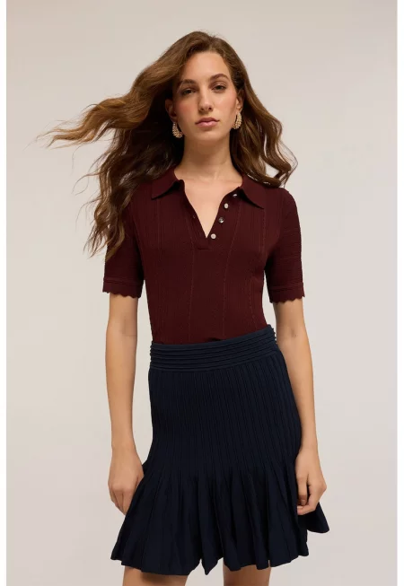 Слим тениска с яка и вълнообразни краища