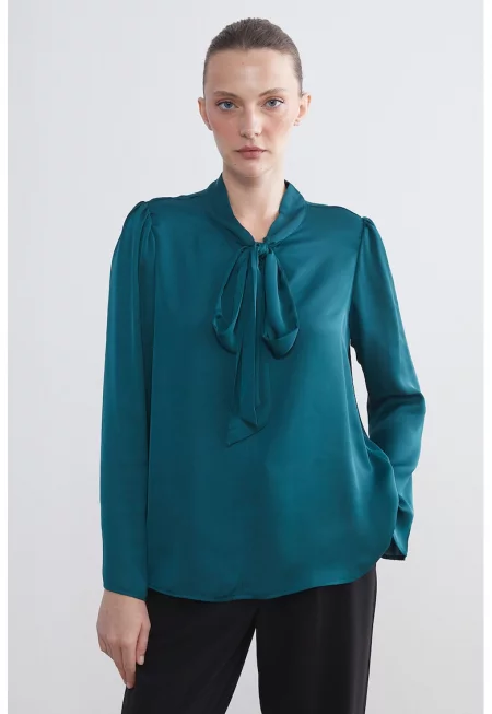 Уголемена блуза с панделка