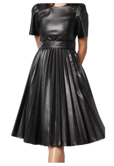 Дамска рокля  черна - имитация на кожа - с колан и копчета - плисирана -