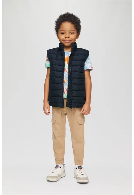 Капитониран елек със средновисока яка