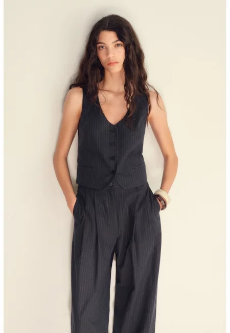 Къс елек с лен и обшити джобове