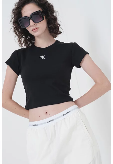 Къса тениска с овално деколте