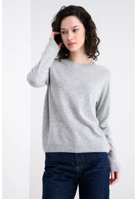 Пуловер с вълна с овално деколте