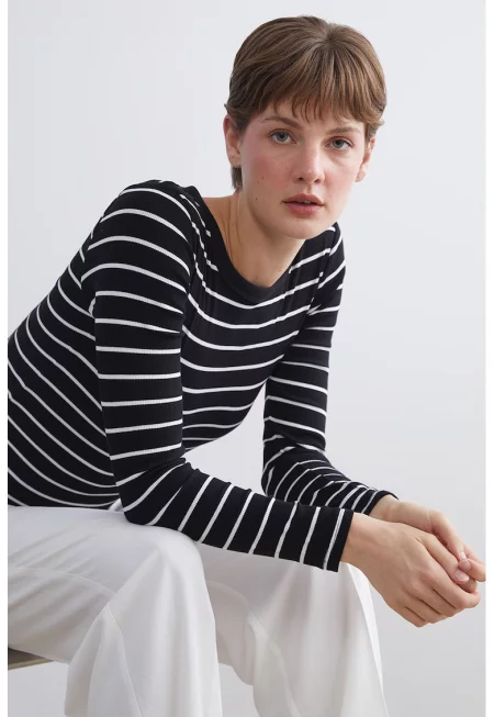 Раирана блуза с овално деколте