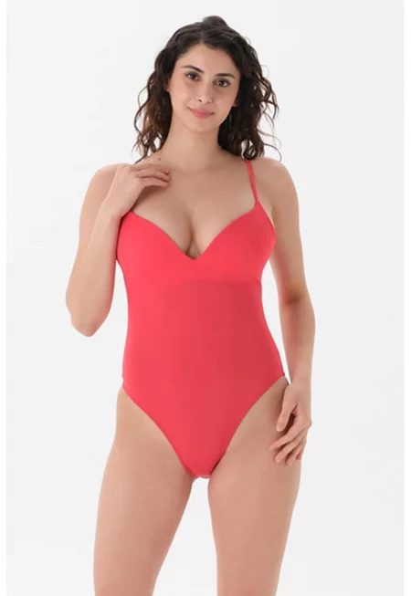 Цял бански с изчистен дизайн