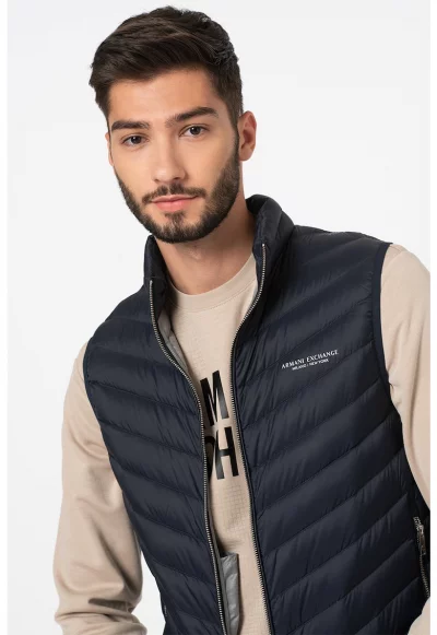 Капитониран елек с цип