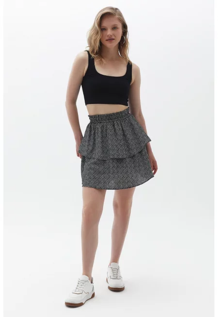 Къса десенирана пола с волани