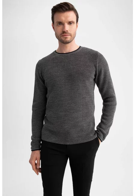 Пуловер по тялото с релеф и овално деколте