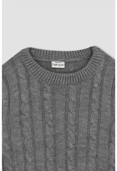 Пуловер с овално деколте