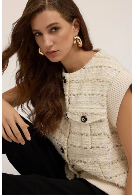 Пуловер с вълна с къси ръкави и релеф