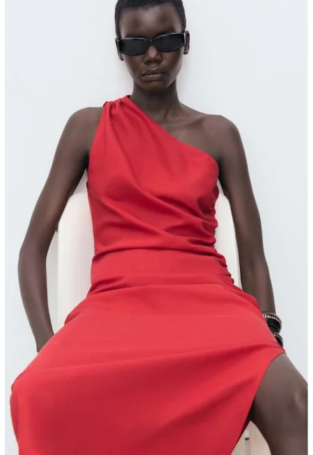 Рокля с лен с голо рамо и странична цепка