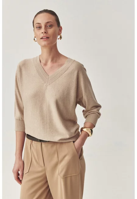 Свободен шпиц пуловер със среднодълги ръкави