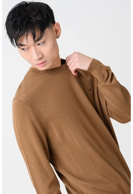 Вълнен пуловер с овално деколте