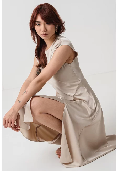 Разкроена рокля с къси ръкави - Бежов