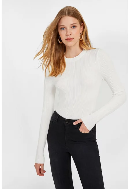 Рипсен пуловер с овално деколте