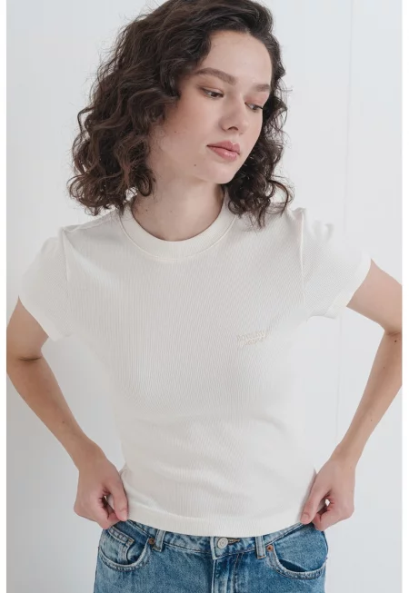 Слим тениска с бродирано лого